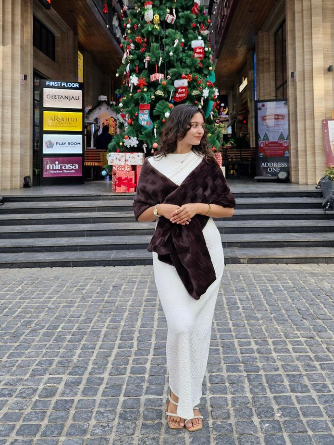 Mocha Élan Textured Faux Fur Cape